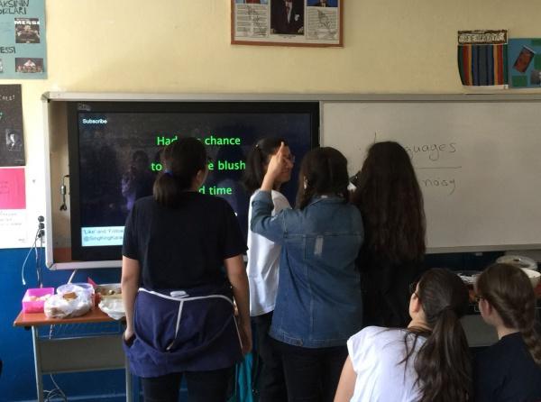 Öğrencilerimiz Karaoke Etkinliği ile İngilizce Öğreniyor