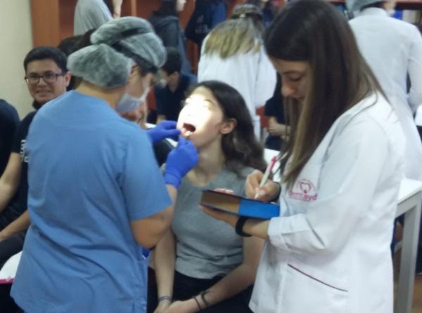 İstanbul Aydın Üniversitesi´nden Hekimler Okulumuzda Diş Taraması Yaptı