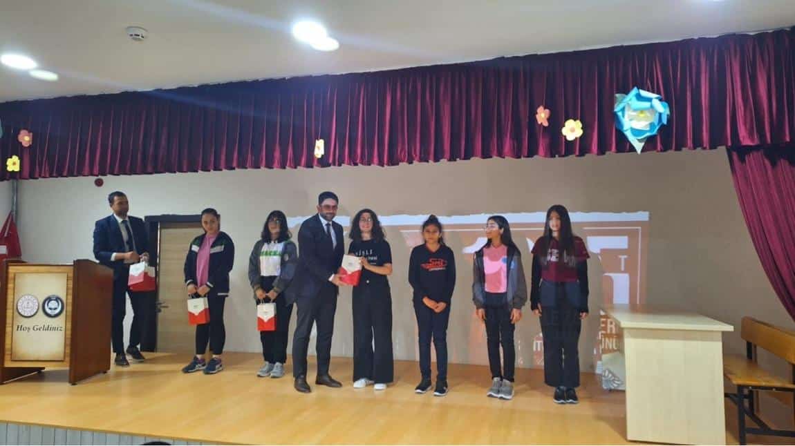 18 Mart Çanakkale Zaferi’ nin 109. Yıl kutlamaları sebebiyle  düzenlenen kompozisyon yarışmasında İlçe 2. si olan öğrencimiz Berra ELVEREN ‘ i tebrik ediyor başarılarının devamını diliyoruz .