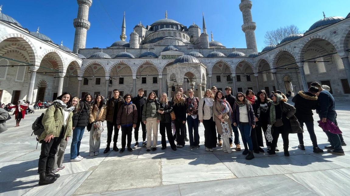 Misafir öğrenciler ve öğrencilerimiz Ayasofya Camii, Yerebatan Sarnıcı ve Sultanahmet Camii ‘ni gezdiler.
